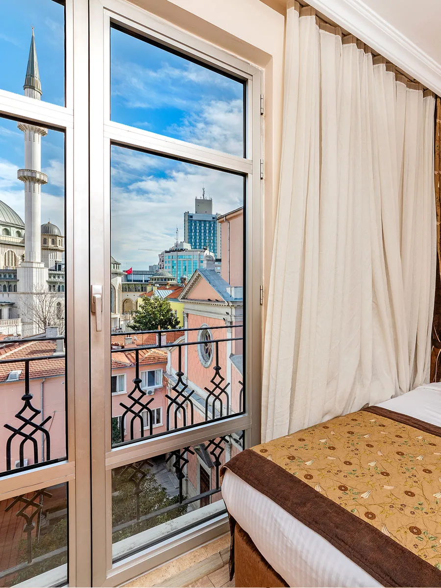Triple Oda penceresinden Taksim Camii ve Beyoğlu çatıları manzarası